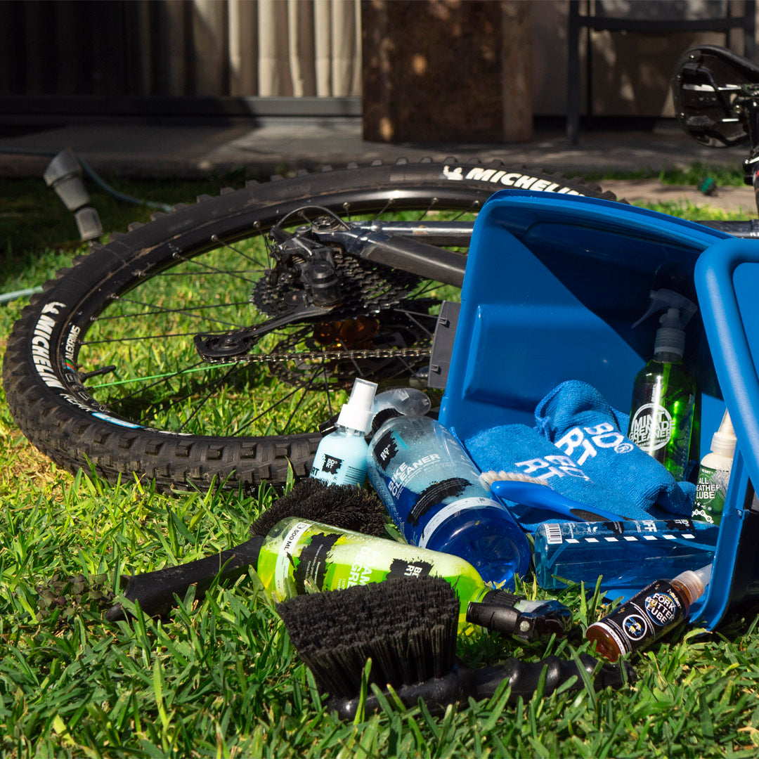 KIT_PREMIUM_DIRT_BOX_CAJA_ALMACENAMIENTO_FOAM_DEGREASER_BIKE_CLEANER_ALL_WEATHER_FORK_LUBE_DIRT_SHINE_DIRT_OFF_MINT_GRANADE_SOFT_BRUSH_HARD_BRUSH_FLEX_BRUSH_CASSETTE_BRUSH_MICROFIBRA_BE_DIRT_BEDIRT_BICICLETA_BICI_MOTOCICLETA_MOTO_DEPORTE_CICLISMO_BTM_RUTA_ENDURO_LIMPIEZA_LIMPIO_LIMPIADORES